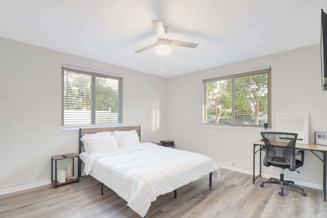Spacious And Luxurious Home Centrally Located Between Miami And Ft. Lauderdale Miramar Eksteriør bilde